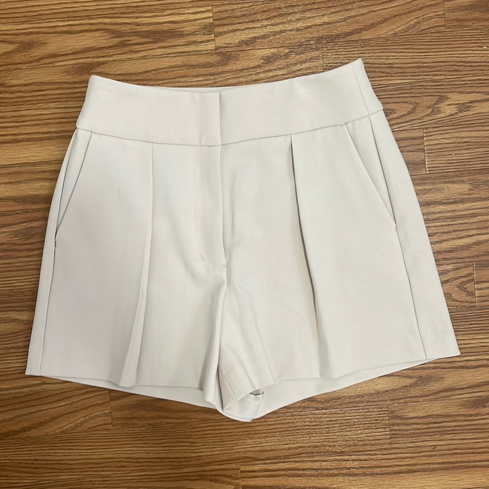 Pleated shorts